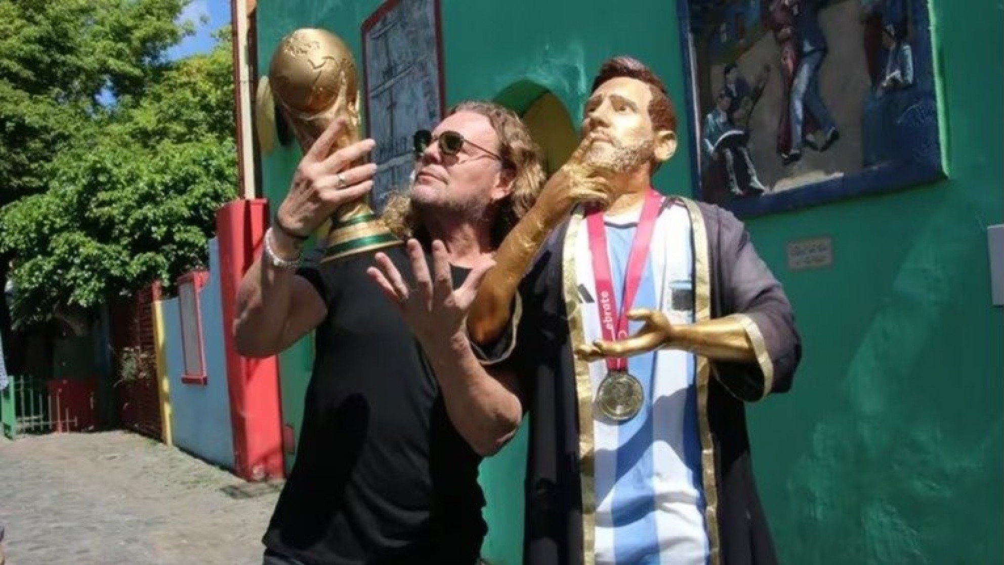 Las fotos del paseo de los integrantes de Maná por Caminito con homenaje a Messi incluido